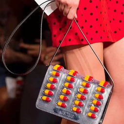 奚梦瑶嘟嘴惹人爱，搞怪电子琴包成时尚新宠